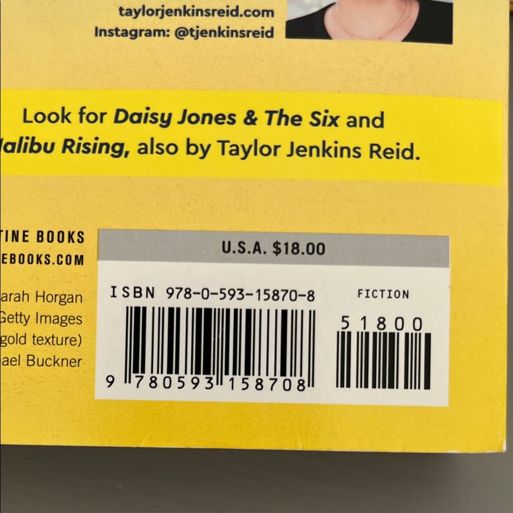 Carrie Soto Is Back by Taylor Jenkins Reid Paperback Novel - Picture 3 of 6